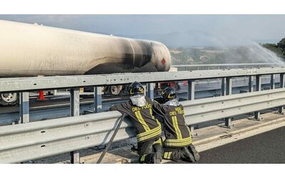 Autocisterna di Gpl in fiamme sull’A1, ancora chiuso il tratto tra Orte e Roma Nord: code di 10 km