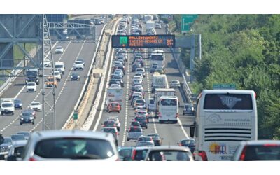 Autocisterna di Gpl in fiamme sull’A1 tra Orte e Diramazione Roma Nord: chiusi 40 km in entrambe le direzioni