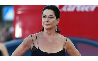 Avevo un tumore Poco prima dell operazione Veronesi si avvicin per darmi una carezza A teatro mi chiesero di coprire la cicatrice cos Monica Guerritore