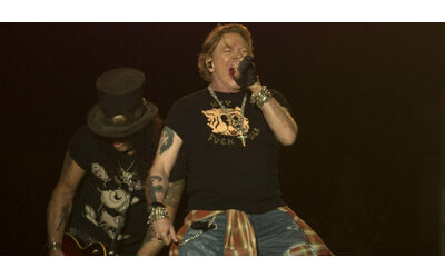 Axl Rose dei Guns N’ Roses accusato di violenza sessuale: “Nego tutto e ho trovato un accordo economico con chi mi ha denunciato per chiuderla qui”