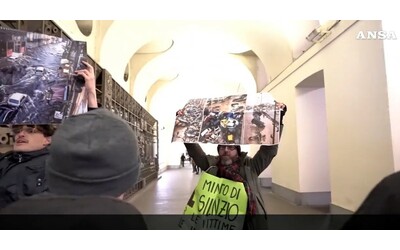 Azione di Ultima Generazione al Torino film festival per i disastri climatici: allontanati dalla polizia – Video