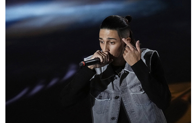 Baby Gang è stato arrestato di nuovo: dopo una perquisizione “è stato trovato in possesso di un’arma”. Poche ore prima era sul palco a cantare con Emis Killa