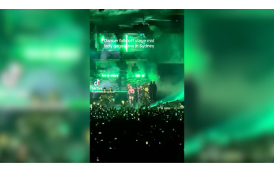 Ballerino scivola cade gi dal palco paura al concerto di Lady Gaga che interrompe l esibizione Video
