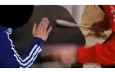 Bambino picchiato con cucchiaio di legno divieto di avvicinamento per i genitori disposto dal gip