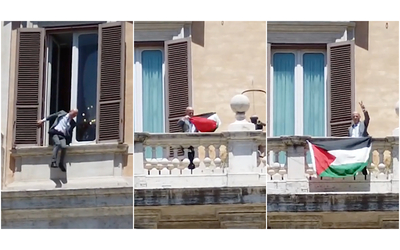Bandiere della Palestina sulla facciata della Camera dei deputati: la protesta “acrobatica” dell’ex deputato dei Verdi Apuzzo
