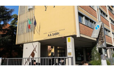 “Basta lezioni nei container”: l’occupazione pacifica degli studenti del liceo Sabin di Bologna