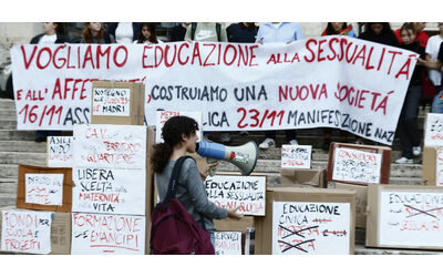 Battaglia ai diritti lgbt e ostacoli all’educazione affettiva: il centrodestra accelera in Parlamento