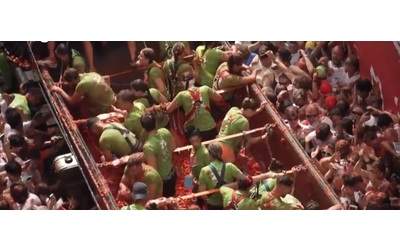 Battaglia di pomodori tra le strade, in Spagna la festa lunga 80 anni – Video