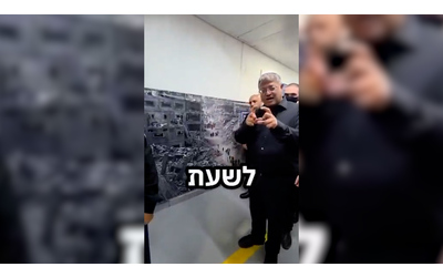 Ben Givr visita una prigione e mostra in video una foto di Gaza distrutta appesa per farla vedere ai prigionieri palestinesi
