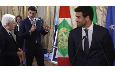 Berrettini show al Quirinale, fa alzare il presidente Mattarella per consegnargli un dono: “Mi hanno detto di spiegarle…” – Video