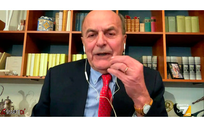 Bersani a La7: “Meloni ponte tra Usa e Ue? Storia grottesca creata dai tg italiani”. E attacca il vice di Trump: “Dacci indietro la Statua della Libertà”