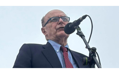 Bersani: “Baste favole sul fascismo bonaccione, questo governo umilia le radici antifasciste”. Commosso omaggio a Papa Francesco