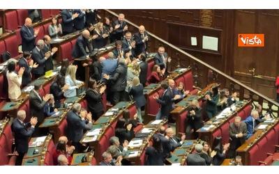 Bignami alle opposizioni Vi vergognate di essere italiani Bagarre alla Camera e urla ironiche Foti Foti Video