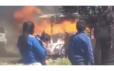 Bolivia, scuolabus prende fuoco: 5 bambini morti carbonizzati. Arrestato l’autista