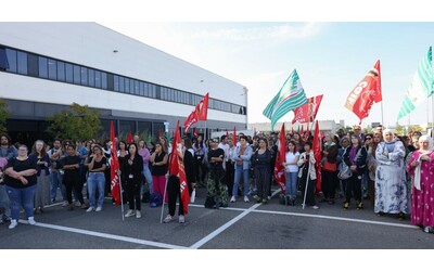 Bologna, i dipendenti di Yoox scioperano contro i licenziamenti. “Adesione altissima”