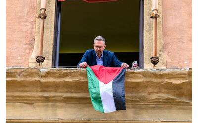 Bologna, il Comune espone la bandiera della Palestina. Il sindaco Lepore: “Non tacciamo”. Comunità ebraiche: “Legittima il terrorismo”