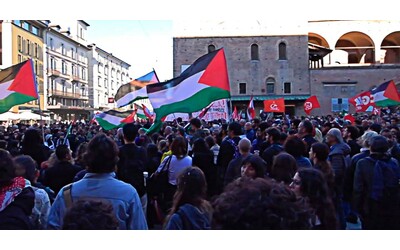 Bologna, la manifestazione in centro per la Flotilla: “Giù le mani”