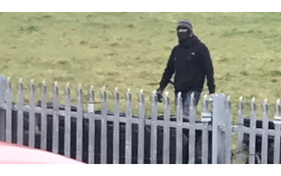 “Bombe molotov, minacce di morte e balestre: ci siamo ritrovati un terroristi come vicino di casa, il giardino era una zona di guerra”: l’incubo di Richard e Amanda