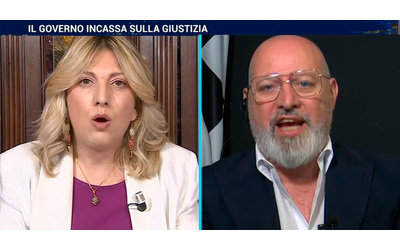 Bonaccini difende Ricci su La7: “Una persona perbene, dimostrerà la sua innocenza”. Scontro con Bolloli