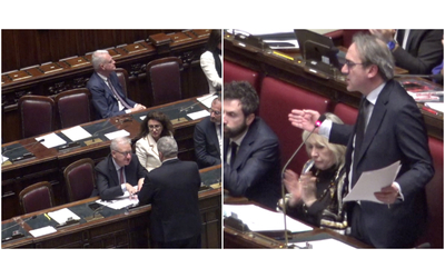 Bonelli mostra il Manifesto di Ventotene in Aula: “Lo avrei regalato a Meloni, ma scappa. In Aula non torna dopo aver picconato le istituzioni”