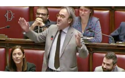 Bonelli-show contro il decreto salva-Milano: intona Celentano in Aula e si scaglia contro la norma. Rampelli: “Per fortuna è intonato”