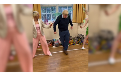 Boris Johnson vestito da folletto con tanto di ali prova a ballare il cha cha l esibizione alla festa di compleanno della figlia