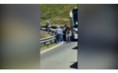 Botte da orbi al Passo Sella: pugni e spintoni tra due autisti di pullman bloccati in strada