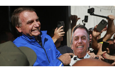 Brasile, Bolsonaro ai domiciliari: “Ha violato le restrizioni”. Vietate le visite anche ai suoi figli