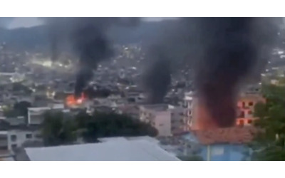 Brasile, guerriglia urbana a Rio De Janeiro per una maxi operazione anti-narcos: granate e raffiche da 200 colpi al minuto