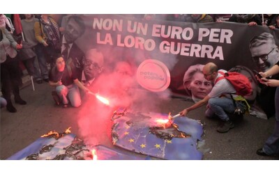 Bruciate bandiere europee alla contro manifestazione di Potere al popolo in piazza Barberini