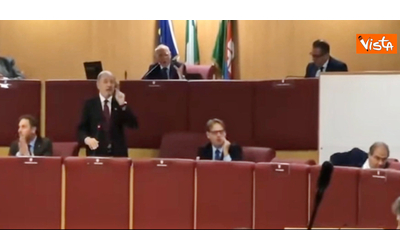 Bucci viene interrotto e perde la pazienza in Consiglio regionale: “Chi non rispetta le regole non è degno di stare qui”