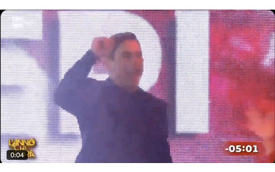 “Buon anno teste di ca**o”: l’incredibile gaffe al Capodanno di Rai 1. Poi le imprecazioni di Angelo dei Ricchi e Poveri: cosa è successo in diretta a L’Anno che Verrà