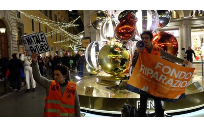 “Buon Natale un c***o. In Italia ci sono 5,7 milioni di poveri”: Ultima Generazione imbratta l’albero di Fendi a Roma