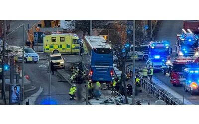 Bus travolge una pensilina a Stoccolma diversi morti e feriti