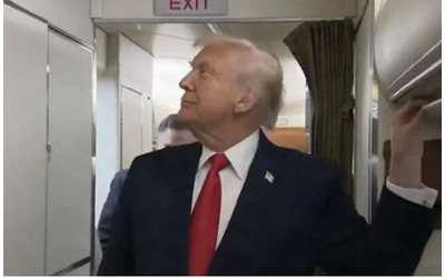 C qualcuno l dentro Vieni fuori la porta del bagno dell Air Force One si apre da sola Trump aveva intrappolato dentro una persona