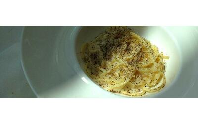 “Cacio e pepe con il burro, la BBC pubblica la ricetta con ingredienti sbagliati”: Roma insorge. La Fiepet Confesercenti: “Rimaniamo basiti, chiediamo una rettifica”