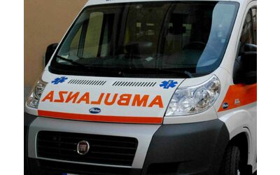 Cade dal quinto piano della palazzina dove vive con la famiglia ad Asti: grave una 12enne