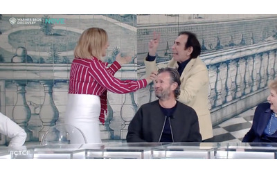“È caduto con la faccia avanti a pelle di leone”: scivolone a Che tempo che fa per Giucas Casella. L’illusionista cade mentre saluta Simona Ventura