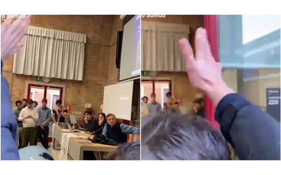 Calenda contestato all Universit Ca Foscari in un video il gesto della P38