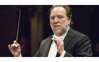 Calorosi applausi standing ovation e diversi bravo al maestro Riccardo Chailly che tornato al Teatro alla Scala dopo il malore e il ricovero in ospedale