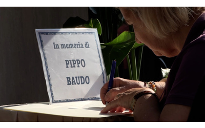 Camera ardente di Pippo Baudo, code per il secondo giorno di visite: “Ci lascia il grande maestro”