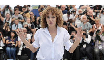 Cannes 77, Valeria Golino star: “Orgogliosa che il viaggio de L’arte della gioia cominci proprio qui perché mi hanno sempre sostenuta come regista”
