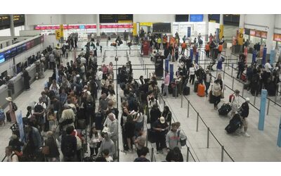 Caos voli nel Regno Unito: aerei in tilt per un guasto al sistema di controllo del traffico aereo
