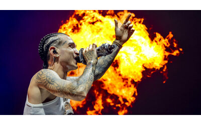 Capo Plaza infiamma il Forum, Emis Killa canta e basta e poi l’appello “Free Shiva”. “Preferisco parlare sulla musica che sui social. So che non è facile starmi dietro”