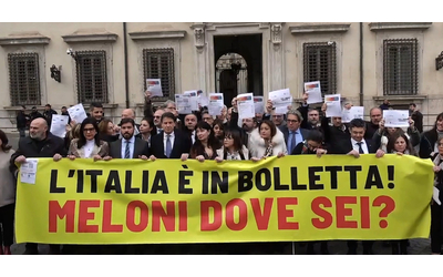 Caro bollette, protesta del M5s davanti a Palazzo Chigi. Conte: “Gli italiani soffrono. Meloni, dove sei?”