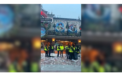 Cartacce e rifiuti a terra caos a Disneyland Paris La protesta del personale delle pulizie sorprende i visitatori