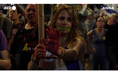 Cartelli e foto con ostaggi in piazza a Tel Aviv: in migliaia protestano contro la guerra a Gaza – Video