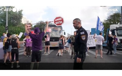 Cartelli, foto degli ostaggi e blocchi stradali: le proteste in Israele. Le immagini