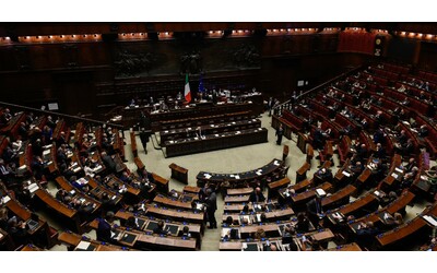 Caso Almasri, le proteste dell’opposizione: “Meloni venga in Aula”. Ostruzionismo del M5s. Pd: “Senza risposte niente lavori”
