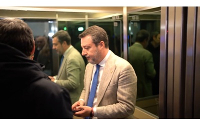 Caso Rogoredo Salvini non risponde alle domande dei giornalisti Buonasera buon lavoro Video